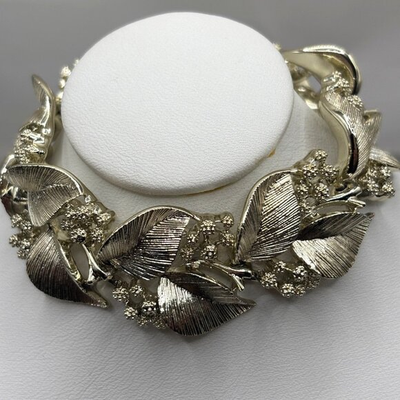 Lisner Bracelet Size 7 Leaf & Flower & Berries Seed Pod Textured Silvery-Gold - Picture 1 of 11